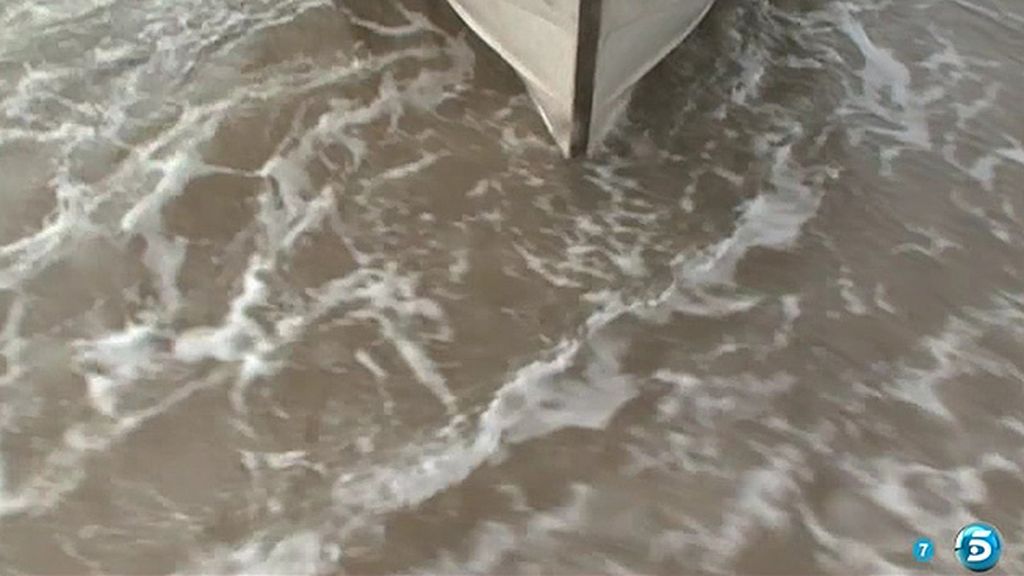 Una barca evacúa a los concursantes de Cayo Paloma