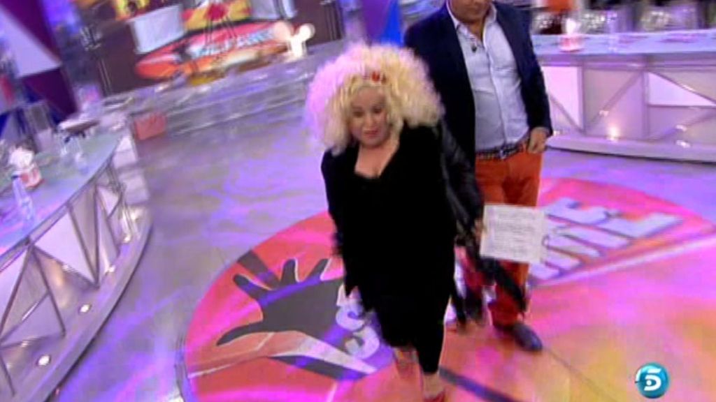 ¡Se le ha subido el vestido y sin querer ha enseñado las bragas!