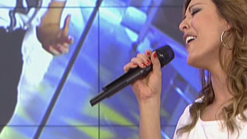 Mila canta con Merche