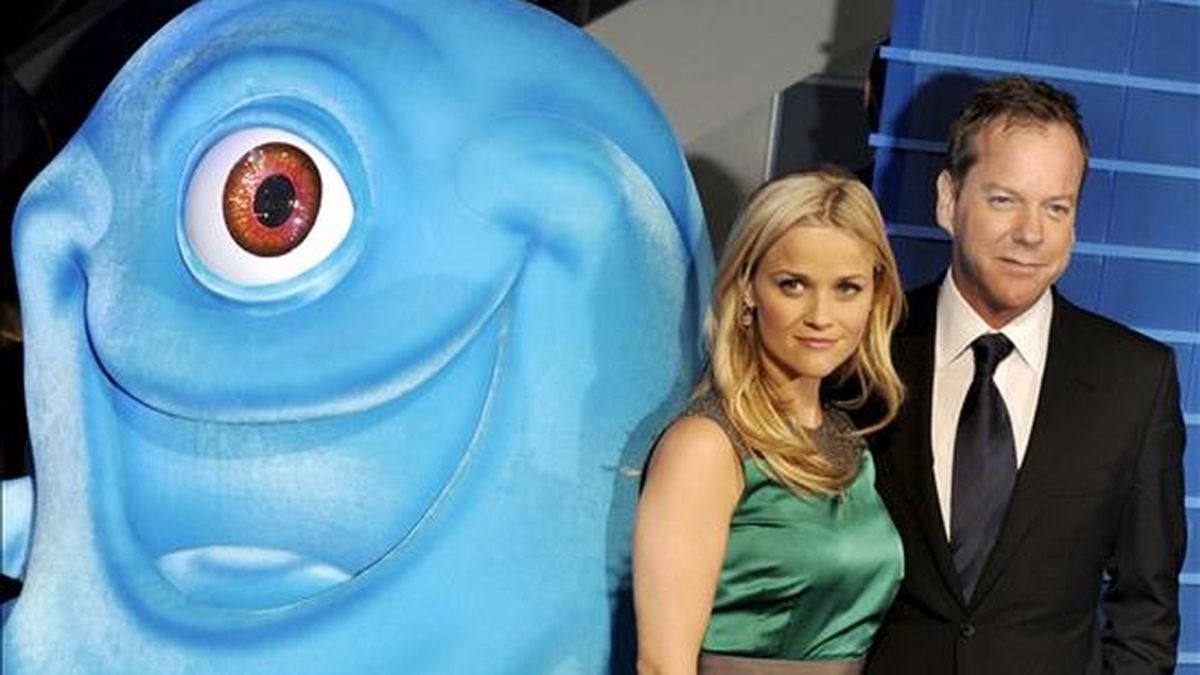 La actriz estadounidense Reese Witherspoon (i) y el actor Kiefer Sutherland (d) sonrien al llegar al estreno de la película de animación en 3-D 'Monsters vs Aliens' el pasado  9 de marzo de 2009 en Berlin, Alemania. EFE/Archivo