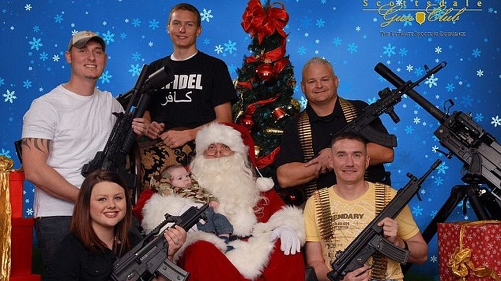 Papa Noel cambia los renos por los rifles en las postales navideñas
