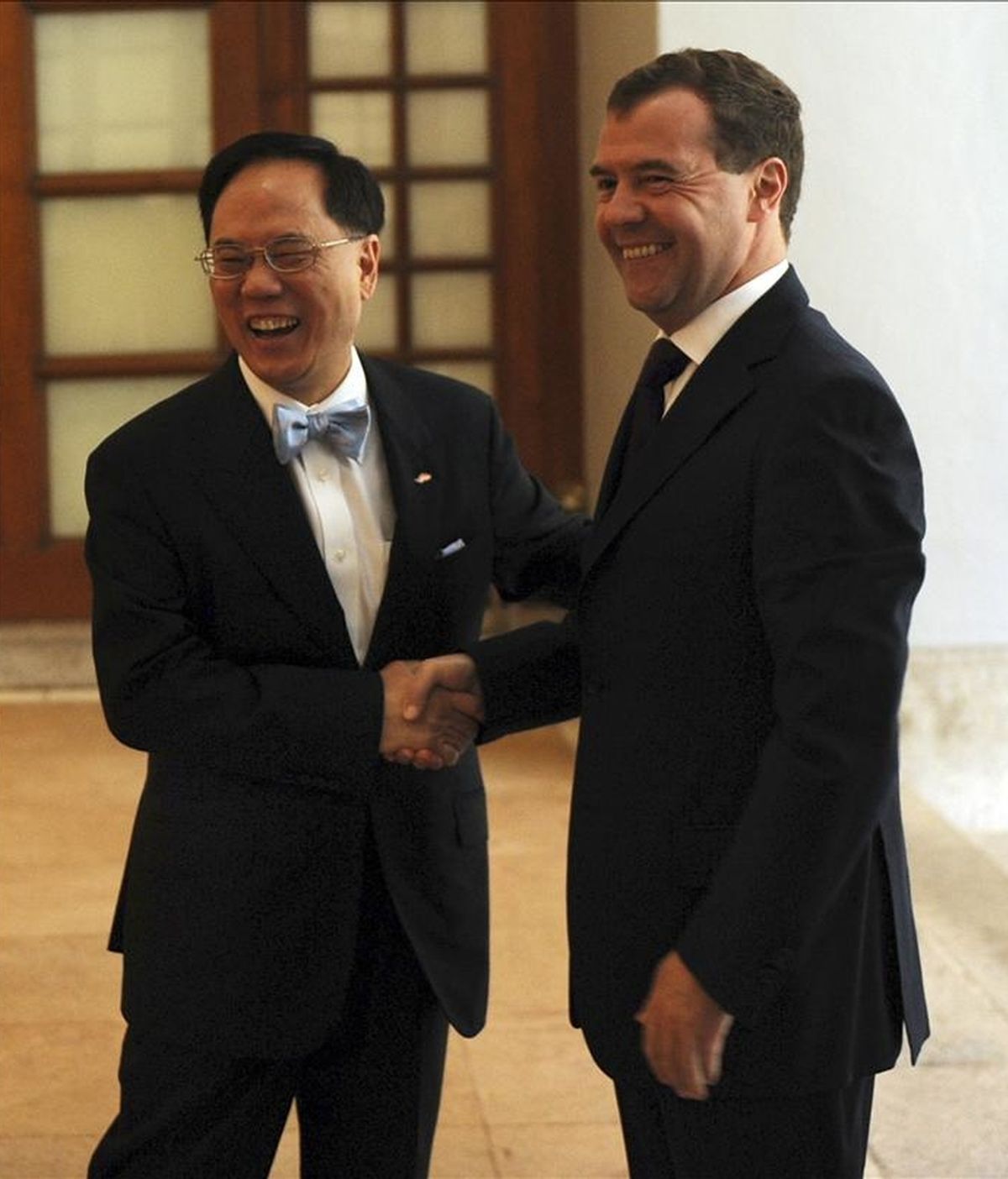 El jefe ejecutivo de Hong Kong, Donald Tsang (izda), saluda al presidente ruso, Dmitry Medvedev (dcha), en la sede del gobierno en Hong Kong (China) hoy, domingo, 17 de abril de 2011. EFE