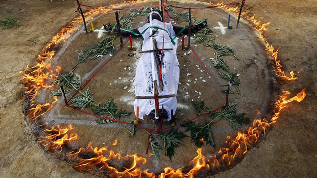 Un sacerdote colombiano exorciza a una mujer