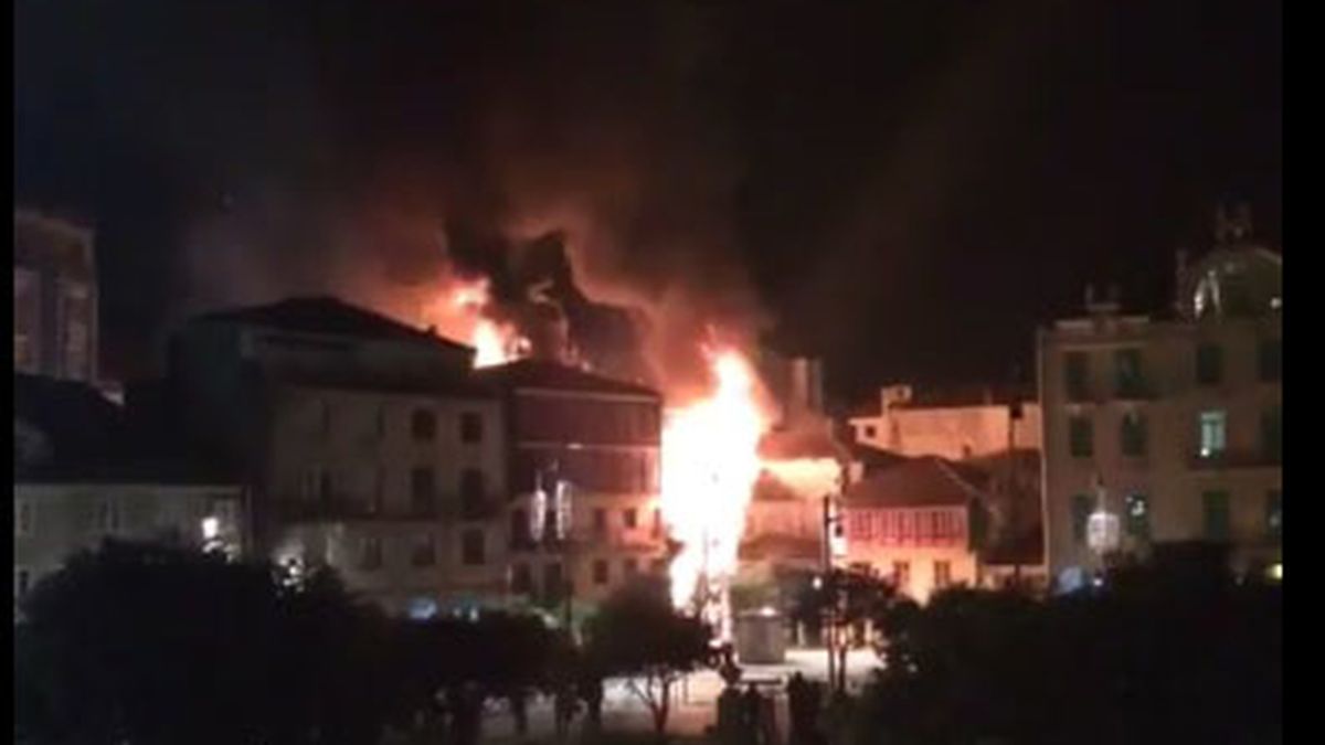 Un incendio arrasa un edificio en el casco histórico de Pontevedra