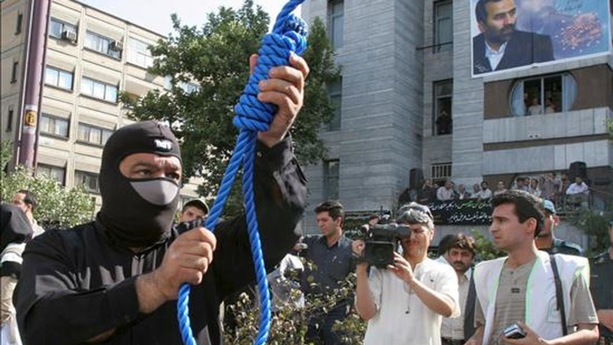 Un policía iraní prepara una ejecución pública. EFE/Archivo Un policía iraní prepara una ejecución pública. EFE/Archivo