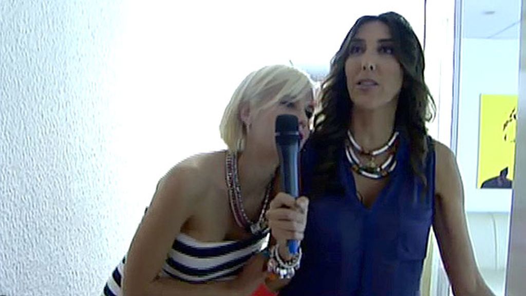 Junto a la presentadora, Miriam visita los camerinos de Telecinco