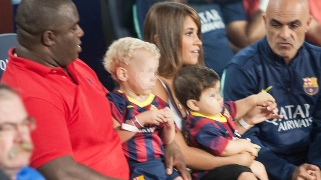 Messi y Neymar pasean junto a sus retoños por el césped del Camp Nou