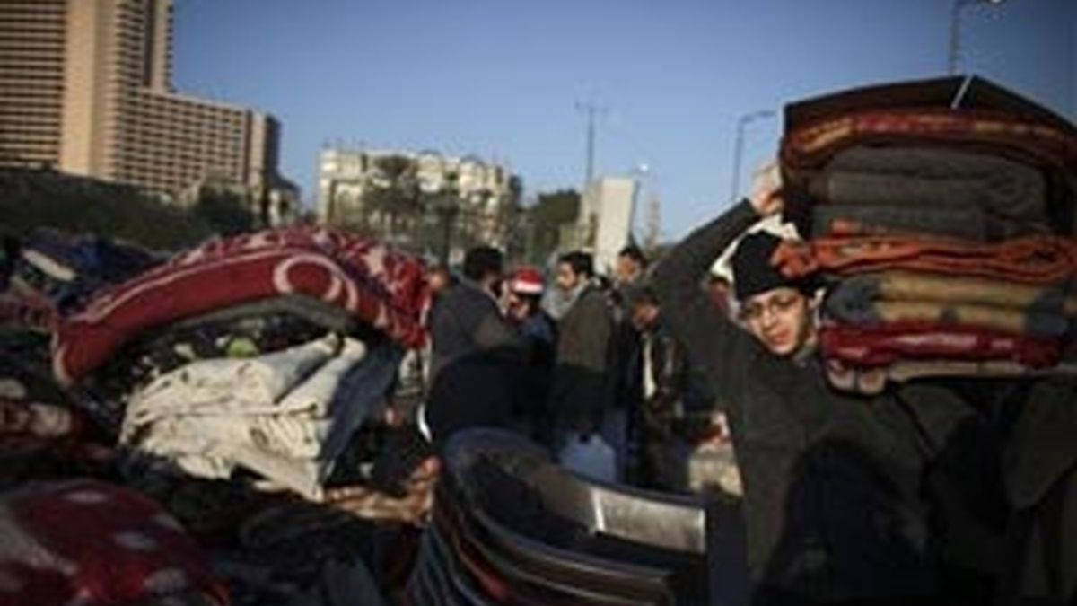 Los egipcios recogen el campamento en la plaza de la Libertad, El Cairo. FOTO: EFE