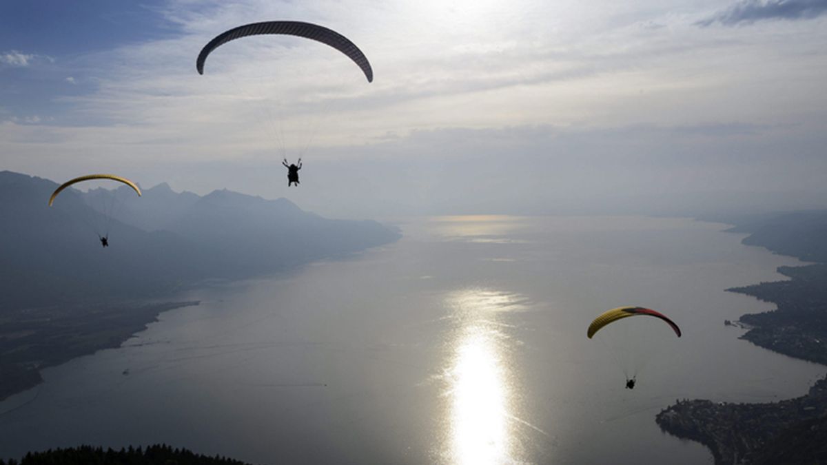 Paracaidismo sobre el lago de Ginebra en Suiza