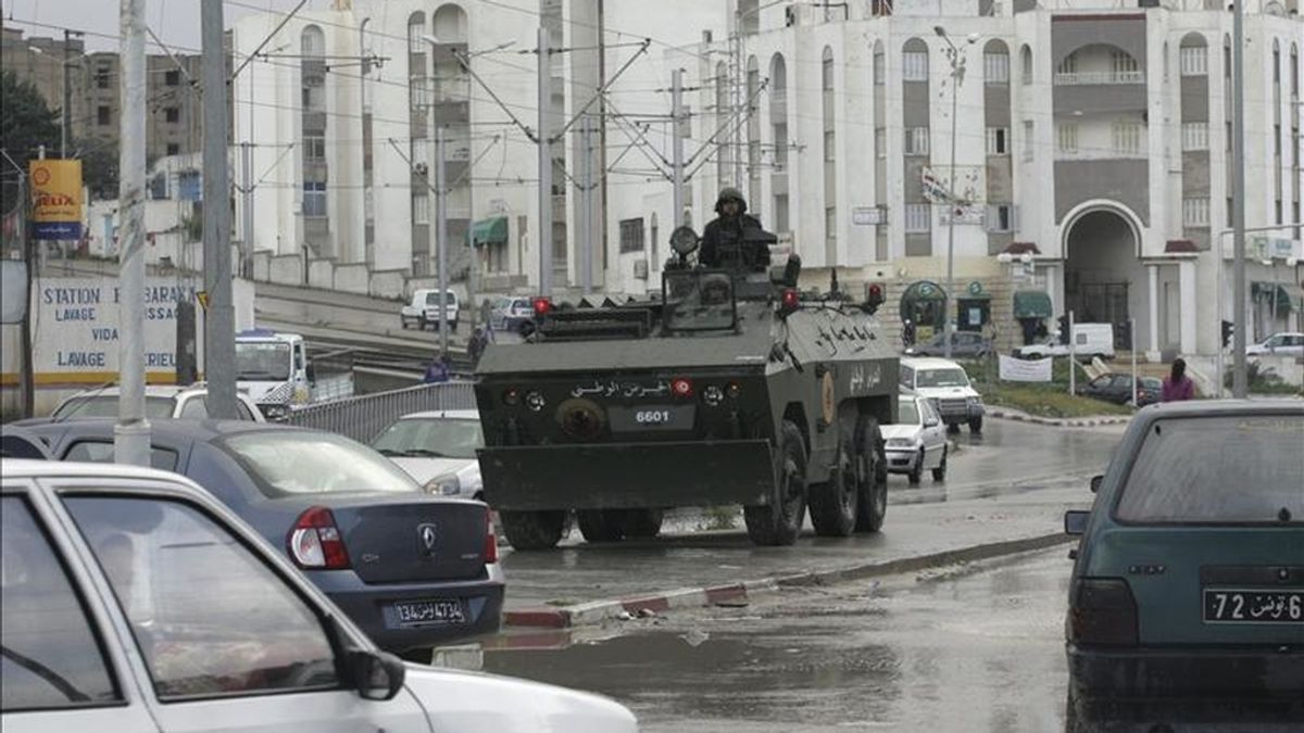 La policía resguarda una calle tras los incidentes violentos de los últimos días en Ettadhamen, Túnez. EFE