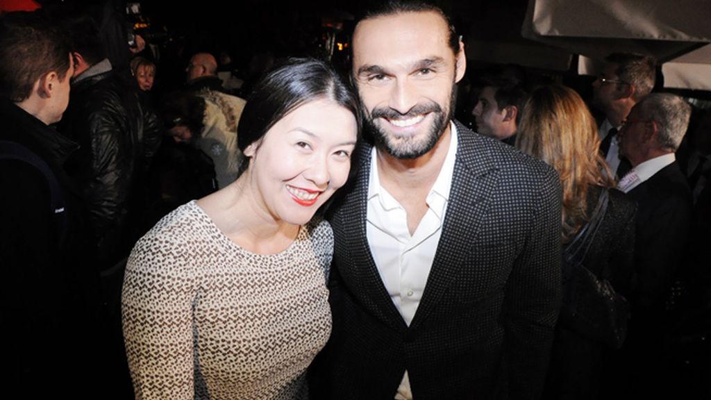 La directora de Harper´s Bazaar España, Melania Pan, junto al actor Iván Sánchez