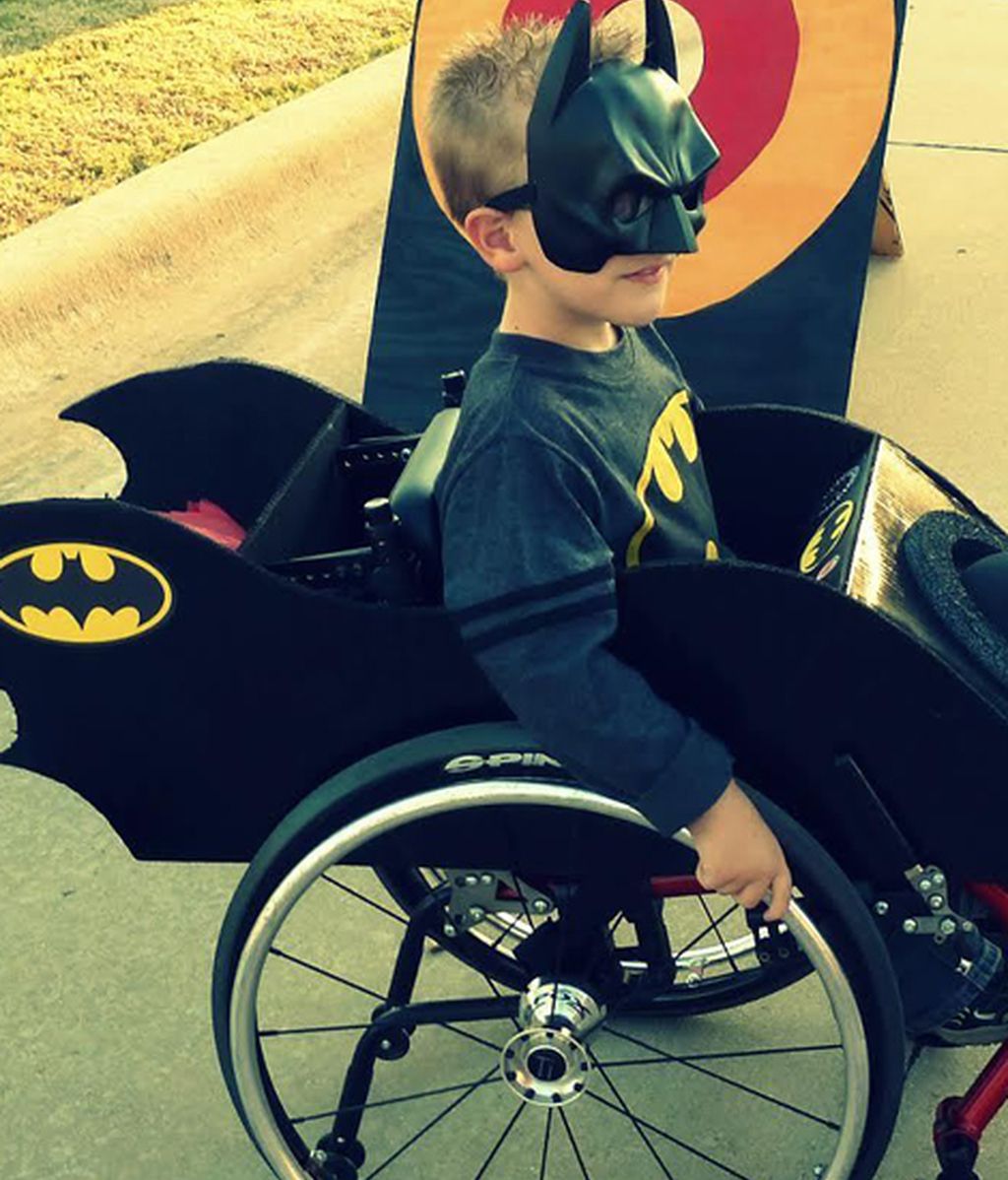 Los originales disfraces de un niño en silla de ruedas