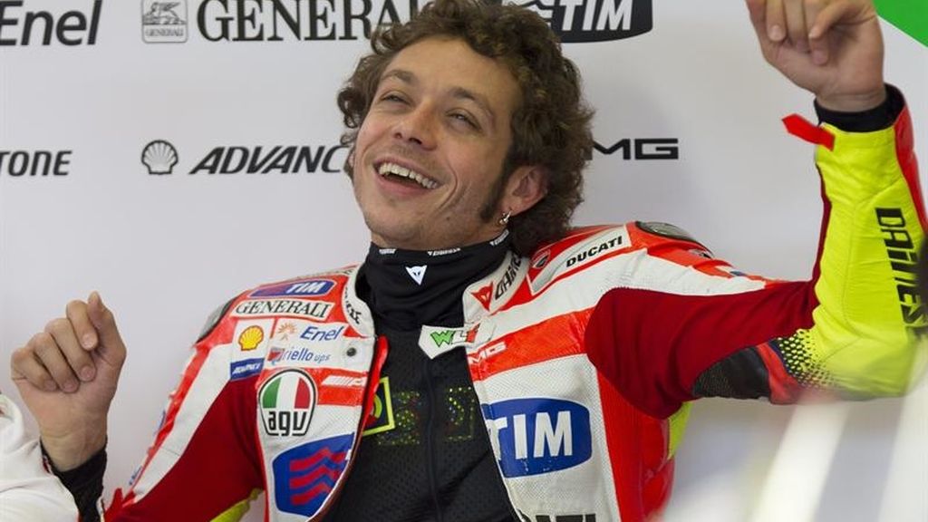 Rossi bromea en los 'boxes' durante los libres de Jerez