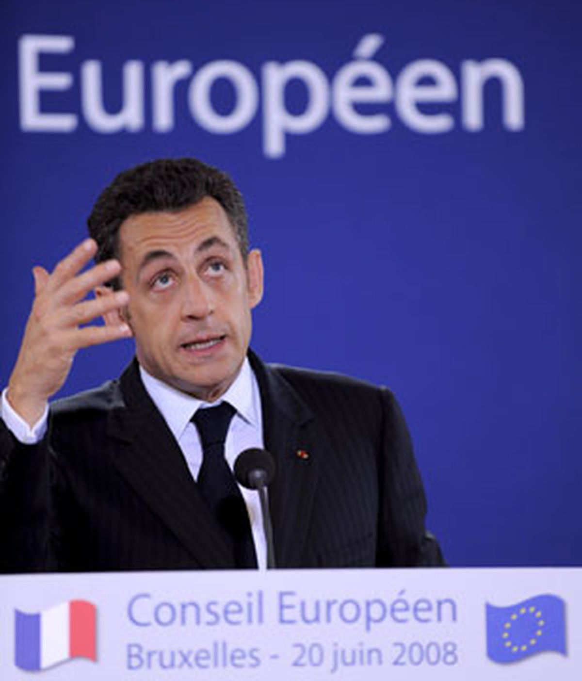 El presidente francés, Nicolás Sarkozy, habla en una rueda de prensa tras terminar la primera jornada de la Cumbre de jefes de Estado y Gobierno de la Unión Europea. Foto: EFE.