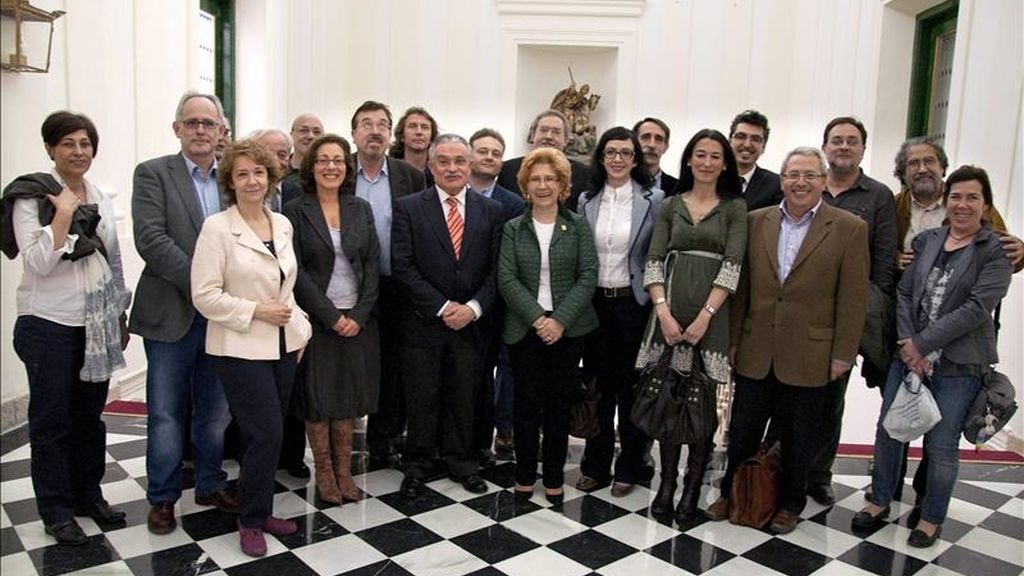 La alcaldesa de Cáceres, Cármen Heras (c), junto al jurado de los Premios de la Crítica, concedidos hoy por la Asociación Española de Críticos Literarios. EFE La alcaldesa de Cáceres, Cármen Heras (c), junto al jurado de los Premios de la Crítica, concedidos hoy por la Asociación Española de Críticos Literarios. EFE