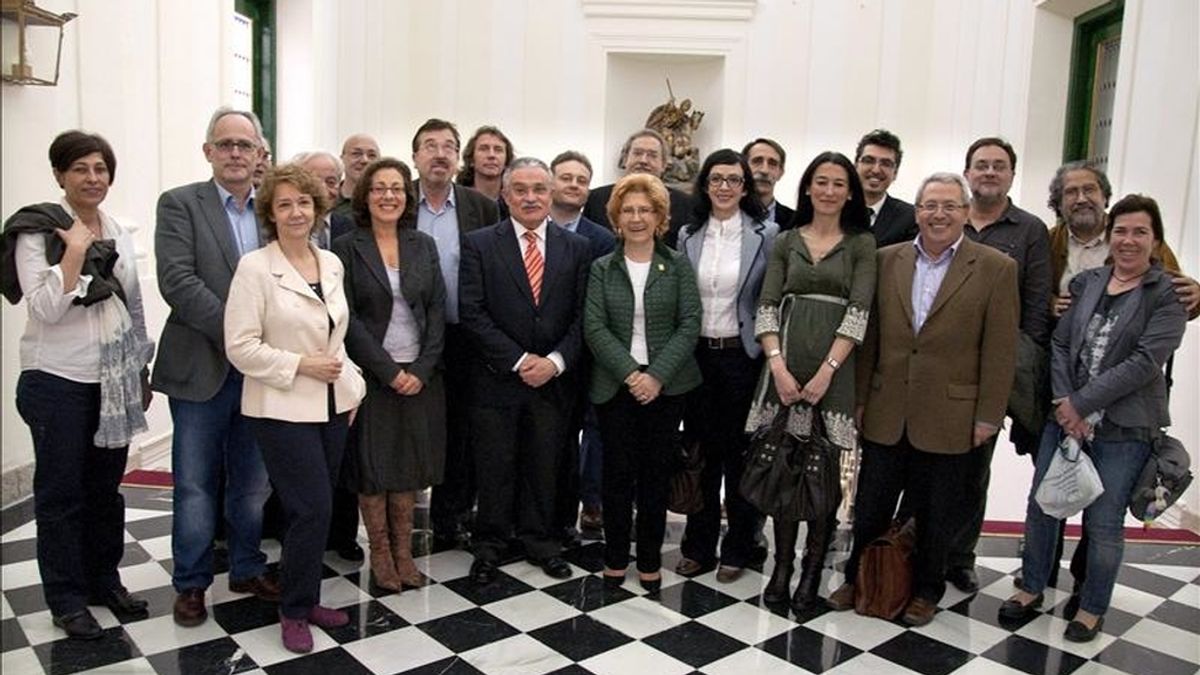La alcaldesa de Cáceres, Cármen Heras (c), junto al jurado de los Premios de la Crítica, concedidos hoy por la Asociación Española de Críticos Literarios. EFE