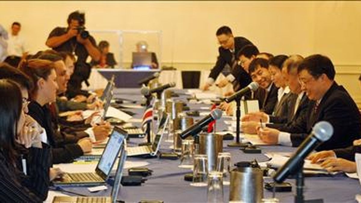 El jefe negociador chino, Zhu Hong (4d), y su comitiva iniciaron junto al grupo negociador costarricense, el pasado 19 de enero, en San José (Costa Rica), la primera ronda de negociación de un Tratado de Libre Comercio (TLC). EFE/Archivo