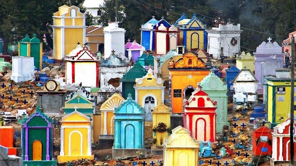 Un cementerio cargado de color en Guatemala