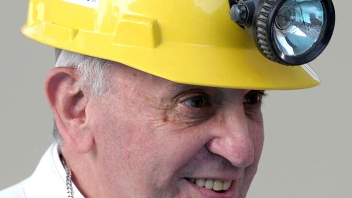 El Papa Francisco cambia la mitra por el casco de minero