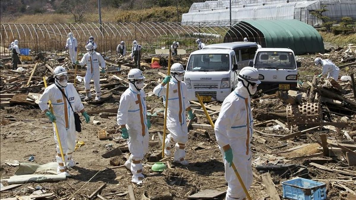 La policía japonesa vestida con trajes de seguridad nuclear buscan víctimas del terremoto y posterior tsunami del 11 de marzo de 2011, dentro de los 20 km de zona de evacuación alrededor de la planta nuclear de Fukushima en Japón. EFE