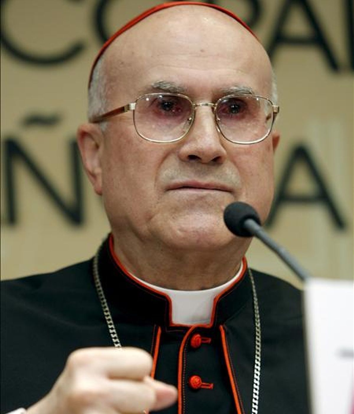 El secretario de Estado del Vaticano, el cardenal Tarcisio Bertone, insistió además en que la Iglesia Católica nunca ha ordenado ocultar los casos de abusos o frenar las investigaciones. EFE/Archivo