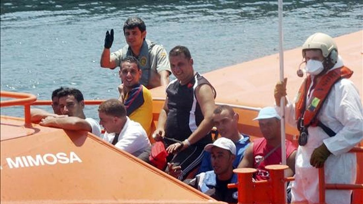 Salvamento Marítimo de la región de Murcia remolca una embarcación con once inmigrantes a bordo que fue detectada esta mañana por un pesquero a unas 30 millas al este de Cabo de Palos, en Cartagena. EFE