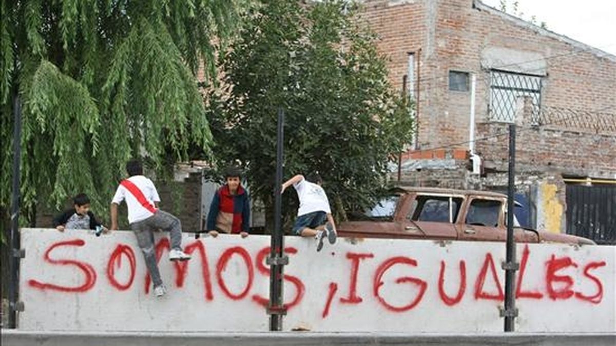 Vecinos de la localidad bonaerense de San Fernando y un grupo de sindicalistas demolieron las placas de hormigón del muro, ante la mirada de decenas de policías que custodian la zona. EFE