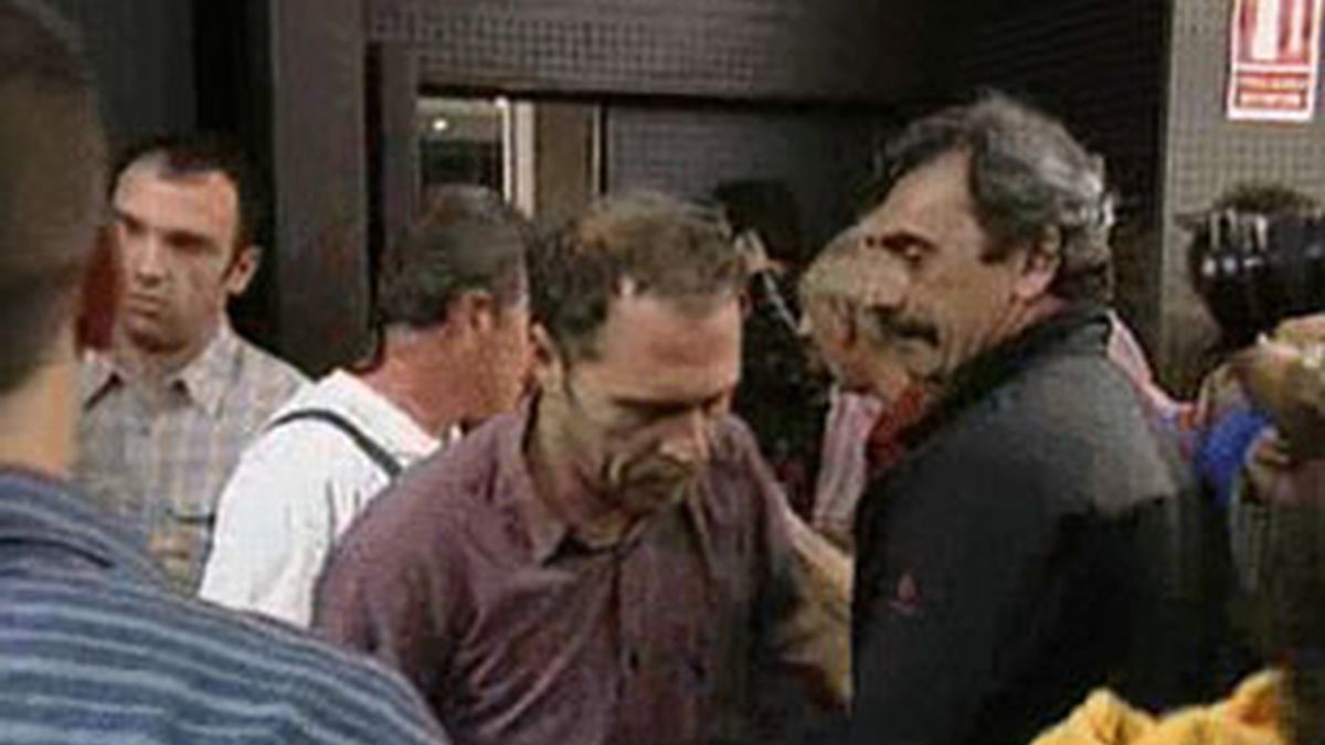 El concejal socialista Bixen Itxaso (con camisa roja) momentos después de que fuera golpeado. Foto: ATLAS.