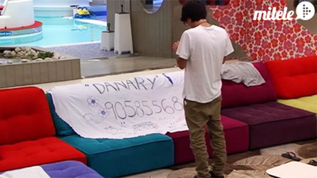 Dani sitúa su número en sitios estratégicos Dani sitúa su número en sitios estratégicos