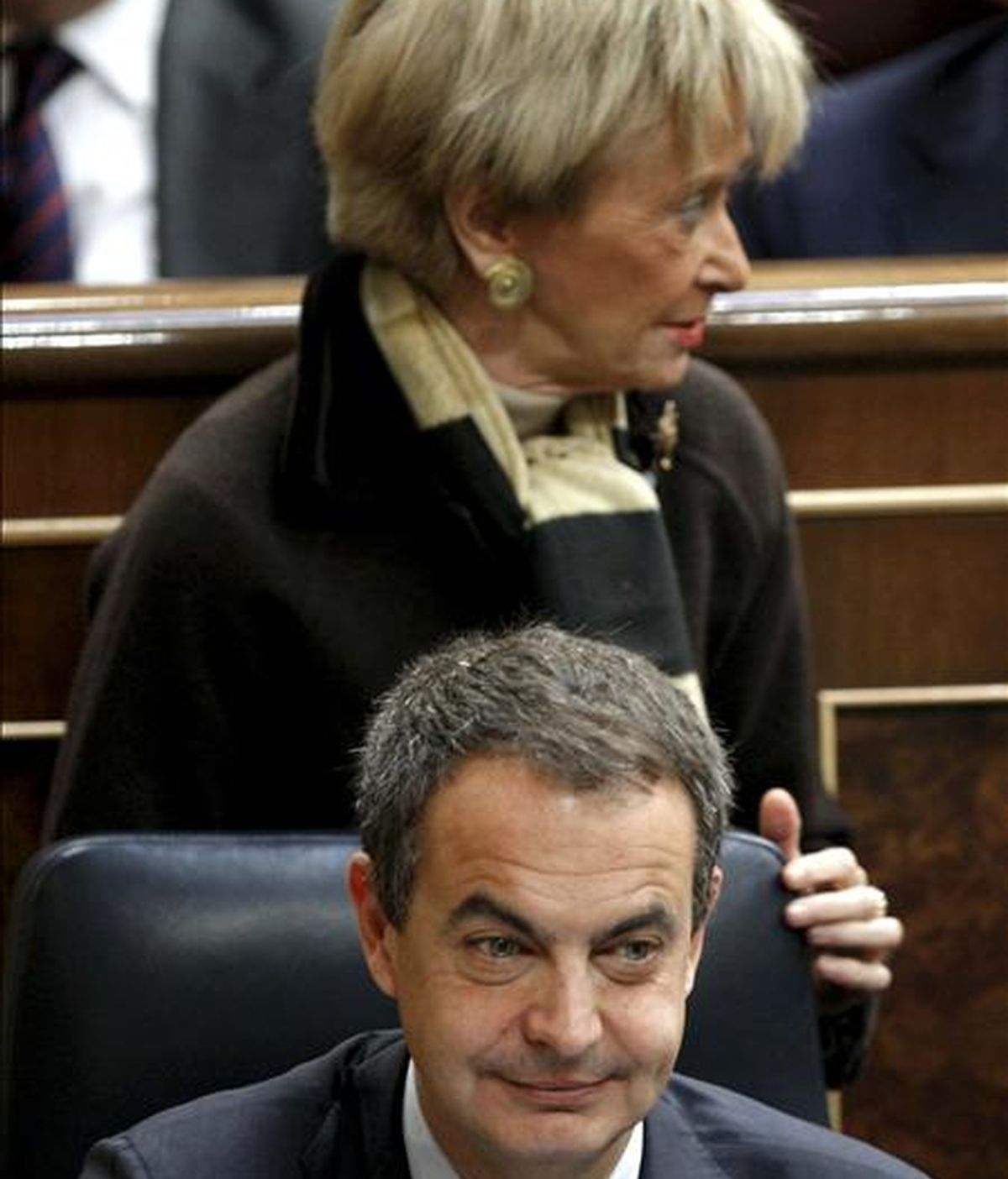 El presidente del Gobierno, José Luis Rodríguez Zapatero y la vicepresidenta Maria Teresa Fernández de la Vega, durante un pleno del Congreso. EFE