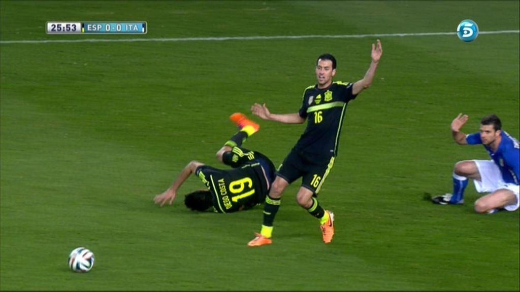 Motta comete falta sobre Diego Costa