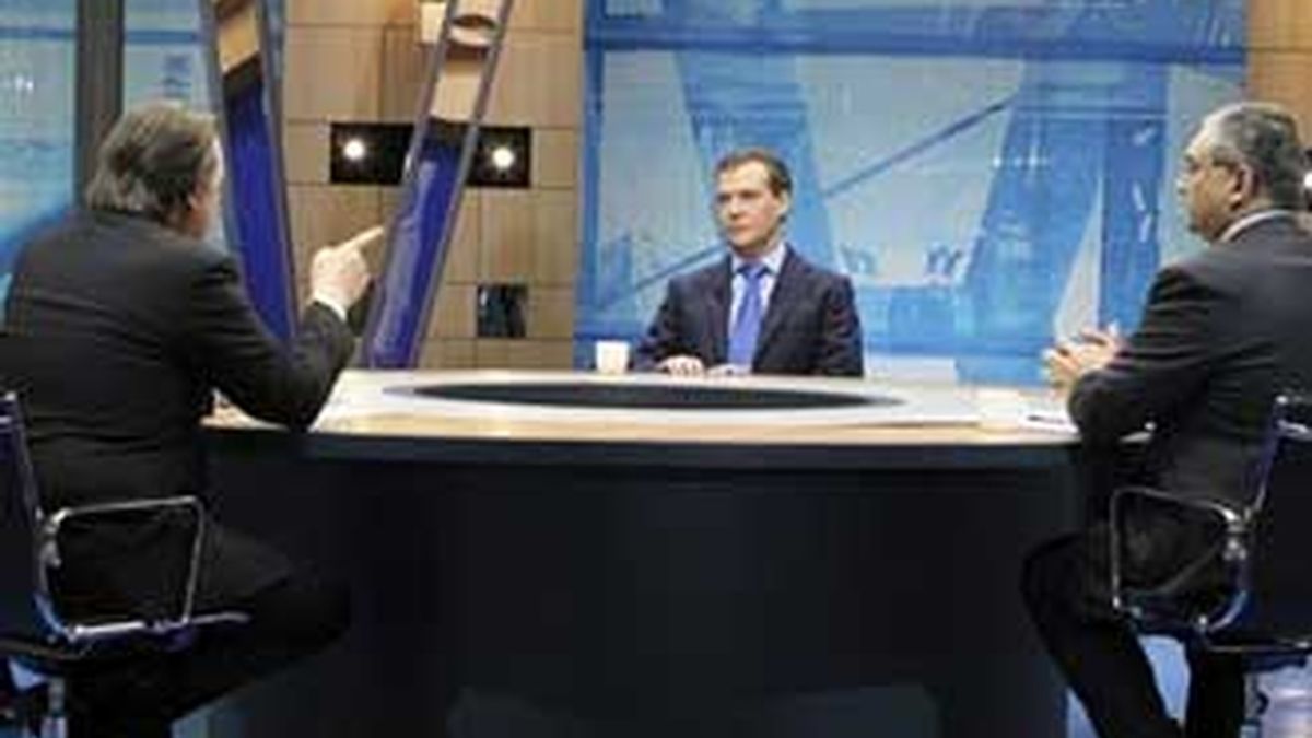 El presidente ruso, Dmitri Medvédev (c), durante la entrevista que concedió a los directores de las principales televisiones, en la que hizo un repaso al 2011, en Podolsk (Rusia). EFE