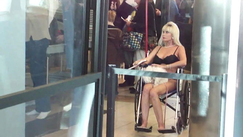 Minusválida, desnuda y sospechosa