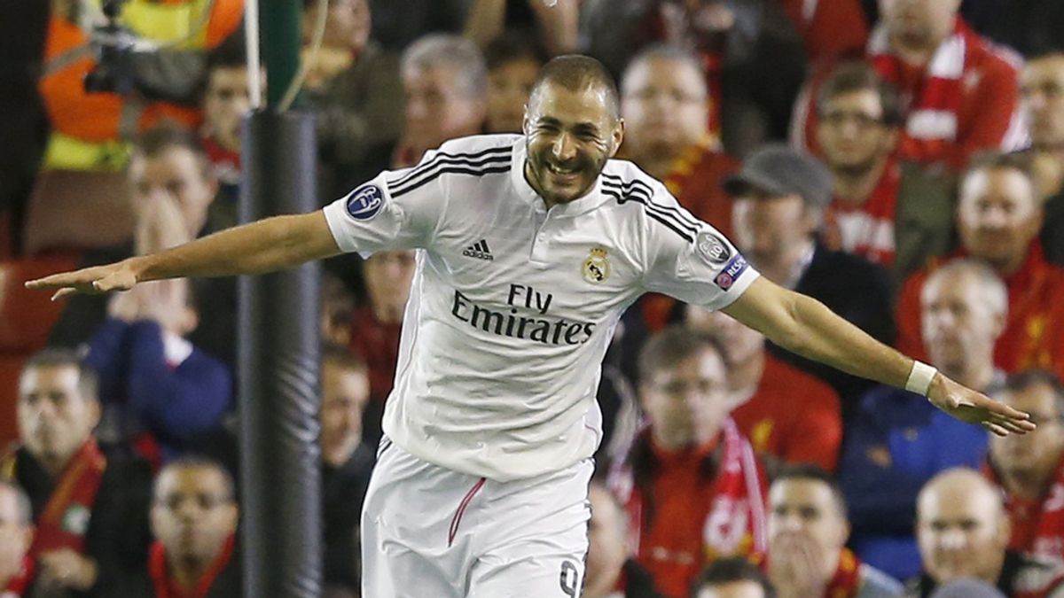 Karim Benzema celebra uno de sus dos goles ante el Liverpool