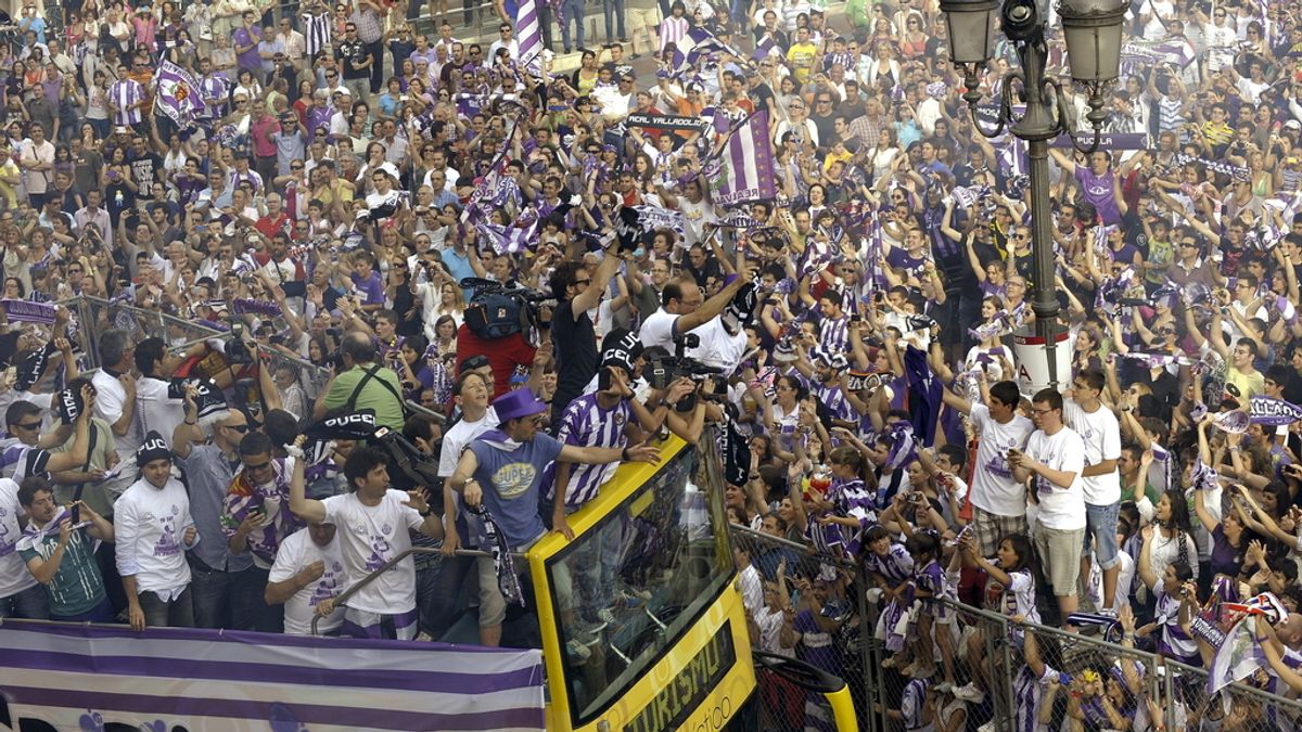 Los jugadores del Real Valladolid celebran junto a sus aficionados el ascenso a Primera División