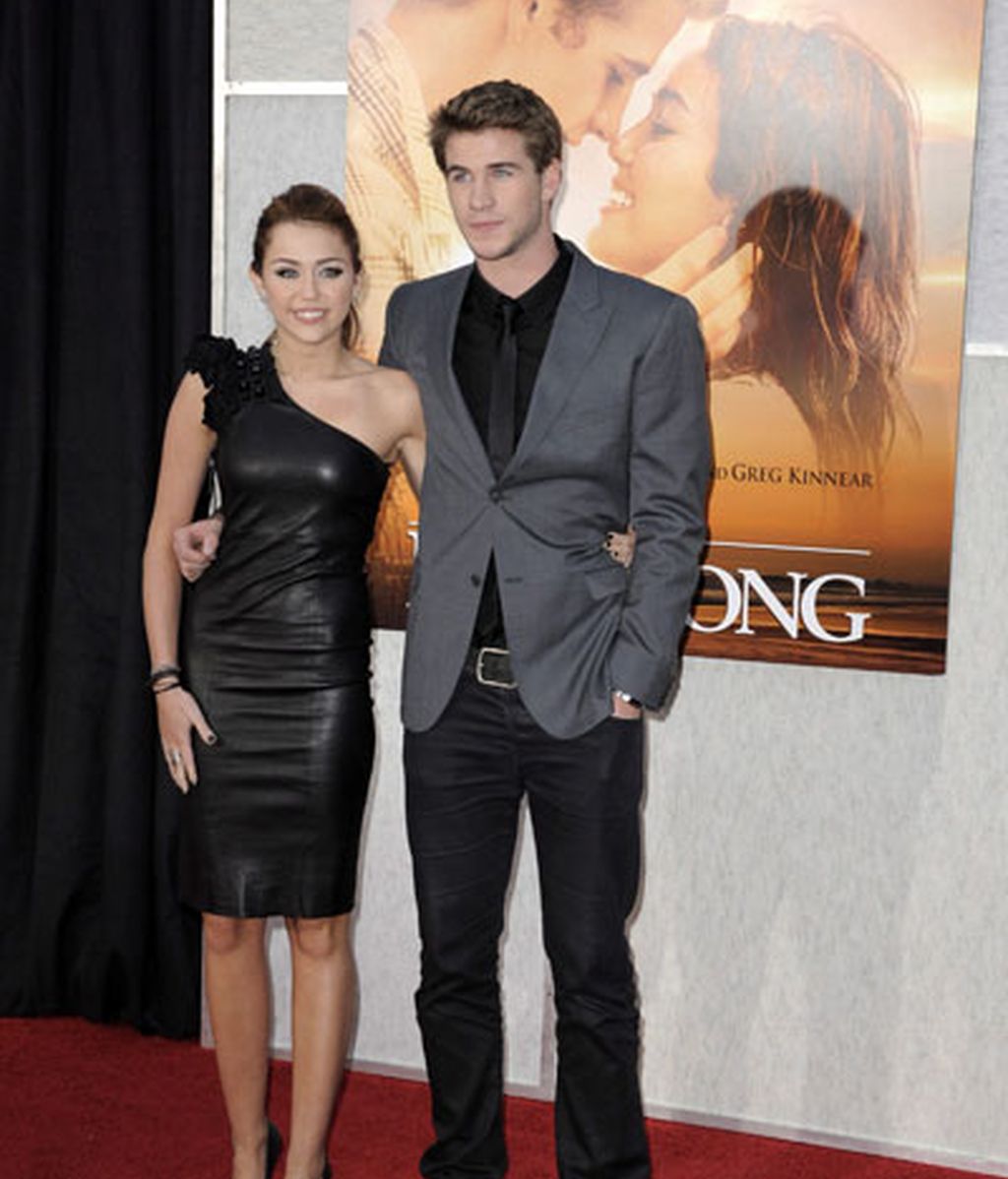 Miley luce novio en el estreno de 'The Last Song'