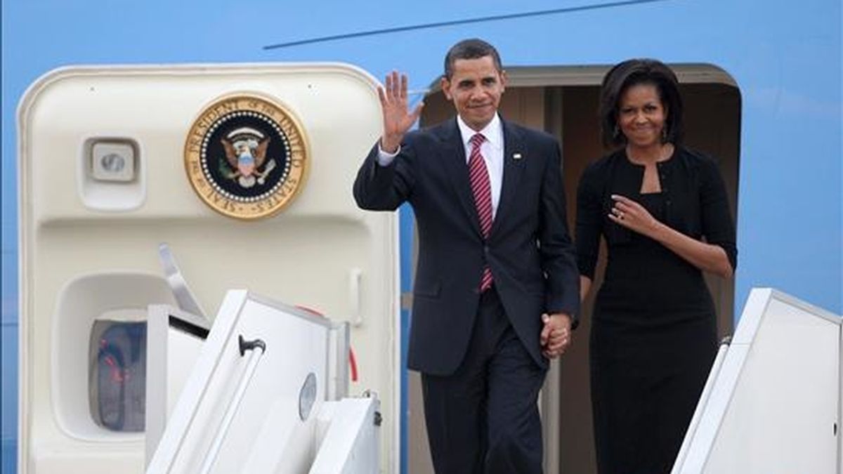El presidente de Estados Unidos, Barak Obama, y su esposa Michelle, llegan al aeropuerto de Praga en la República Checa. EFE