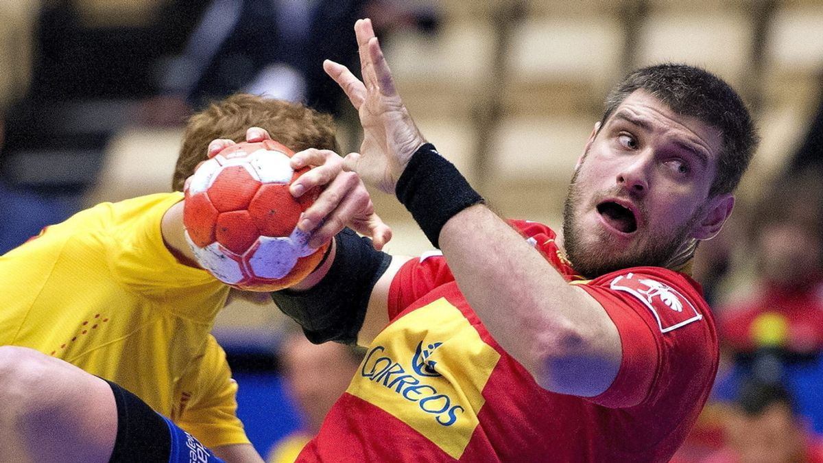 El pivote de la selección española de balonmano Julen Aginagalde en acción durante el partido disputado entre España y Macedonia
