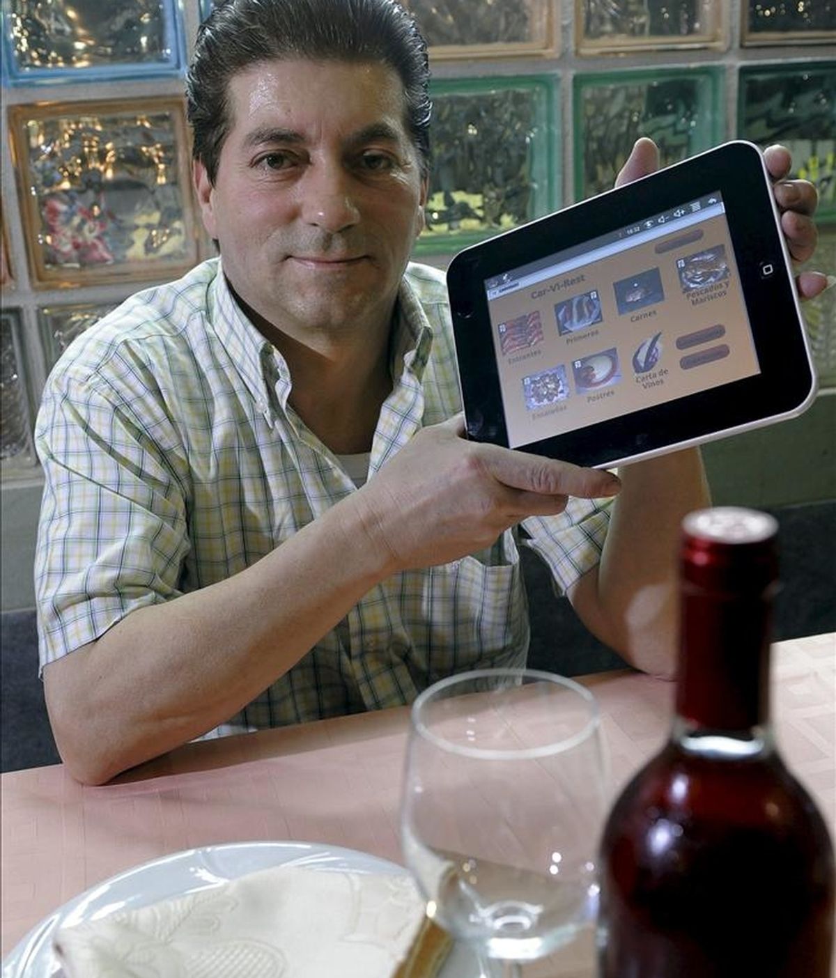 Una empresa de Valladolid ha diseñado una carta virtual para bares y restaurantes, una tableta multimedia que puede sustituir a los tradicionales menús en papel, con ventajas como la posibilidad de ver cómo es cada plato antes de que llegue a la mesa. A partir del viejo dicho de "comer con la vista", al empresario Cipriano Bote le surgió la idea de diseñar esta carta virtual "de opciones ilimitadas". EFE