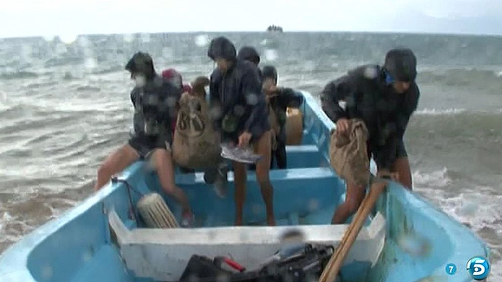 Una barca evacúa a los concursantes de Cayo Paloma