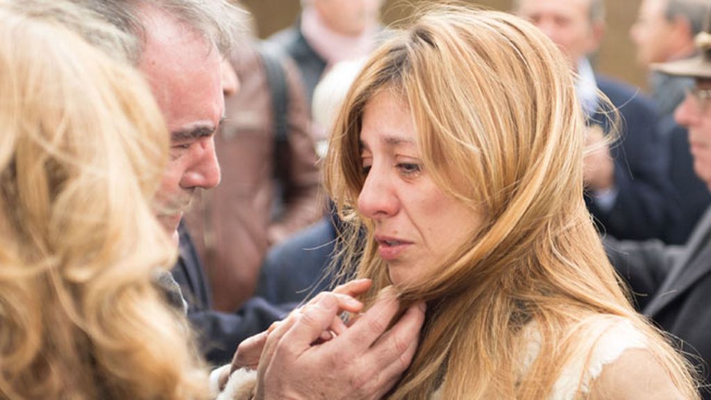 Su hijo Alejandro y su viuda, Reyes Monforte, en el último adiós de Pepe Sancho