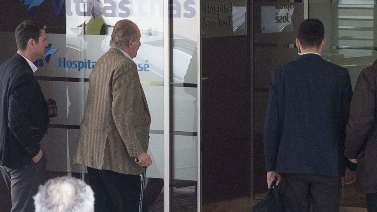 El Rey Juan Carlos a su llegada al hospital Vithas San José de Vitoria