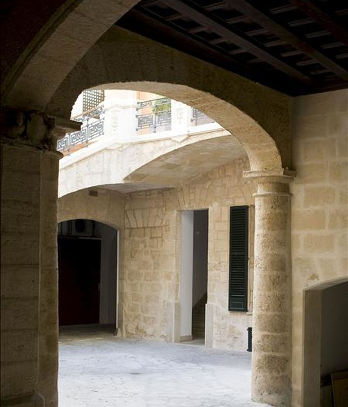 Vista de la entrada al edificio donde se ubica la vivienda del ex presidente del Gobierno Balear Jaume Matas en Palma de Mallorca. EFE/Archivo
