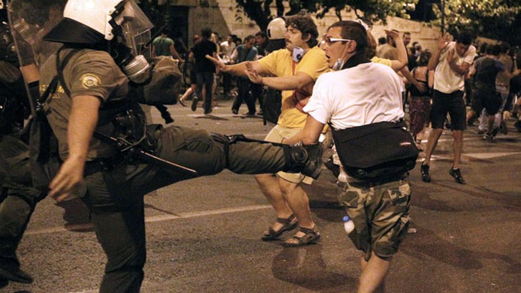 La concentración de los 'indignados' acaba en graves disturbios