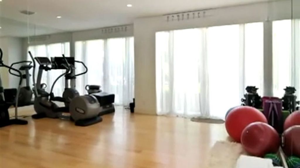 La casa tiene 800 metros cuadrados, embarcadero y piscina