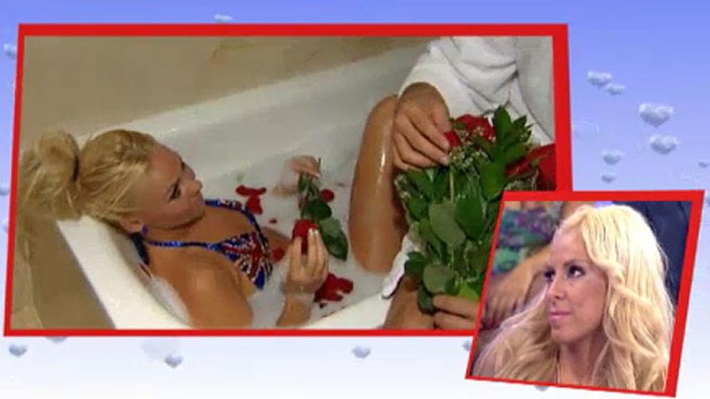 Un bonito baño con pétalos y espuma