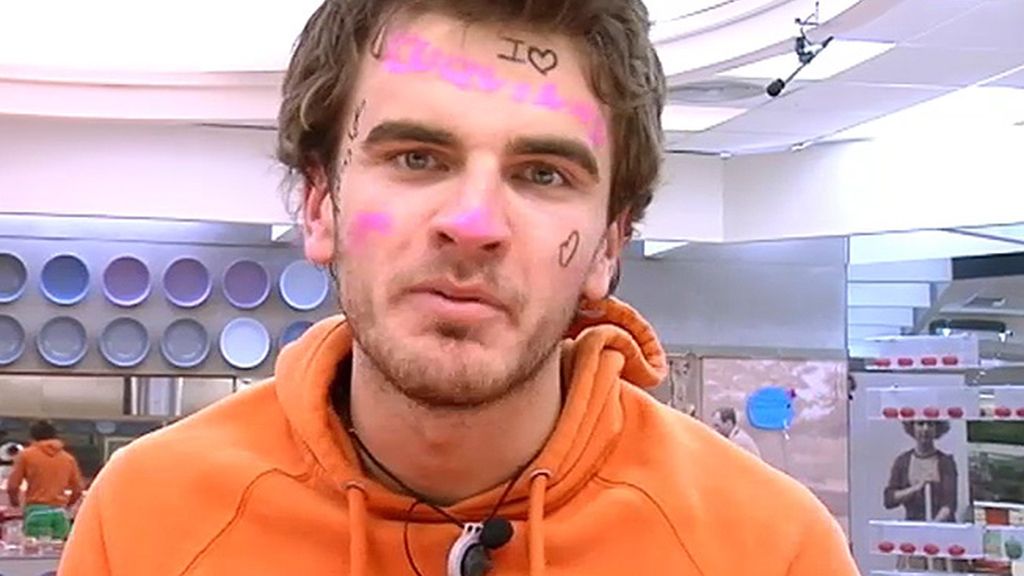 Le han llenado la cara de corazones pintados