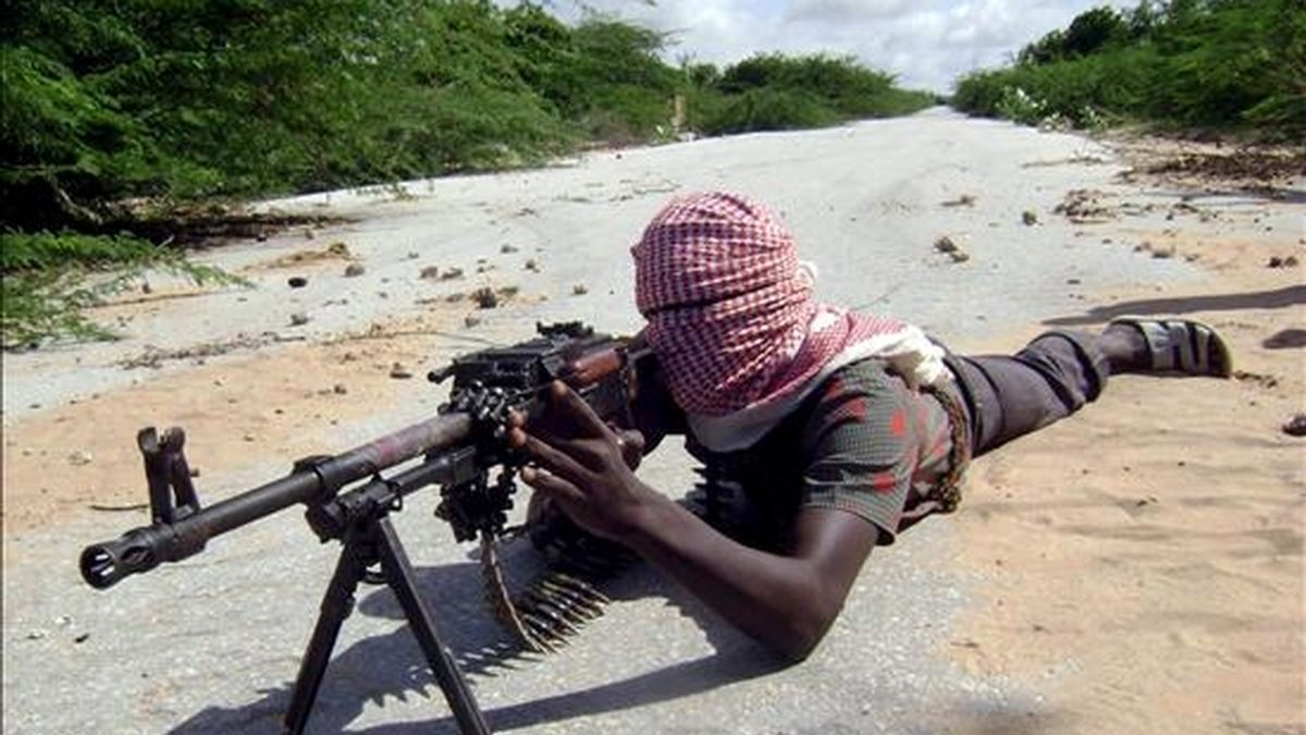 Un rebelde de la facción islamista Al Shabab, se prepara para el ataque en la línea de fuego durante un combate entre los islamistas y fuerzas de seguridad del Gobierno en Mogadiscio, Somalia. EFE/Archivo