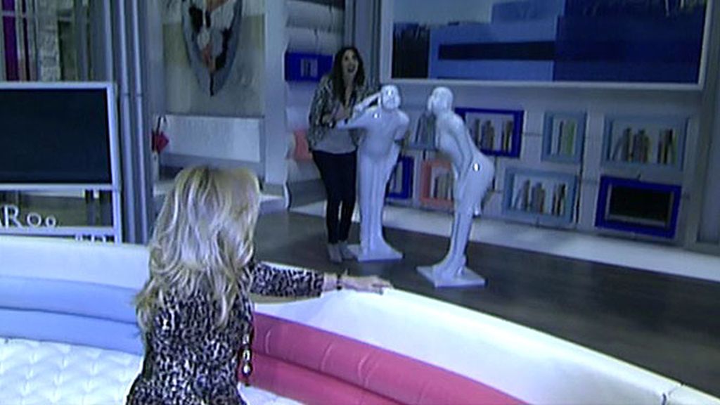 La presentadora y la colaboradora hacen una vista al plató de Ana Rosa