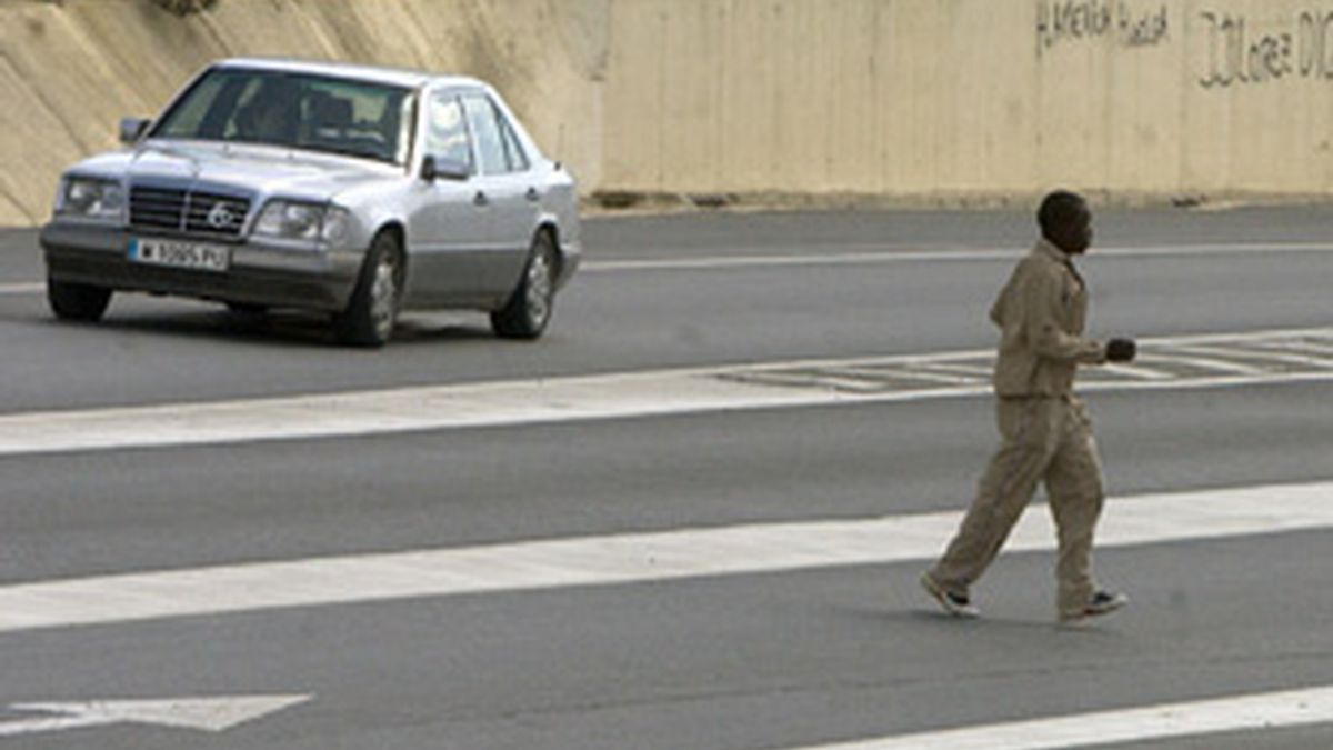 Un hombre cruza por el punto de la carretera A-494 donde la pasada madrugada fueron arrollados un hombre y una mujer. Foto: EFE
